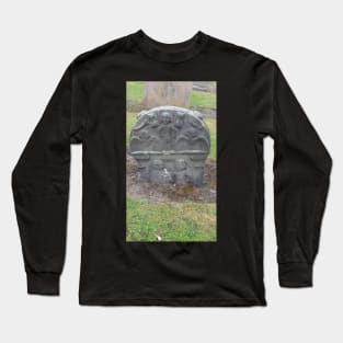 Gravestone, Linlithgow Palace, Scotland Long Sleeve T-Shirt